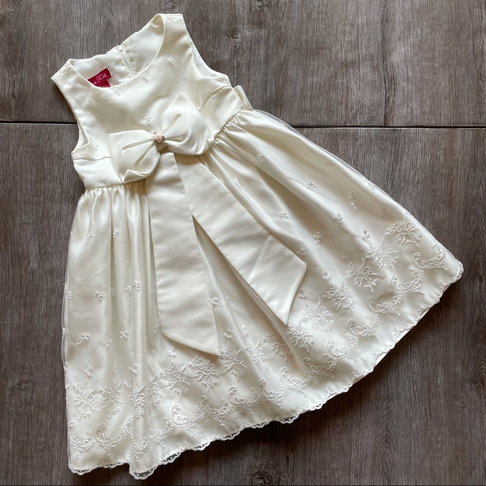 ❌SOLD❌ Princess Faith Girl’s Cream Ivory Front Bow Sleeveless Dress Size 4 - Picture 1 of 14